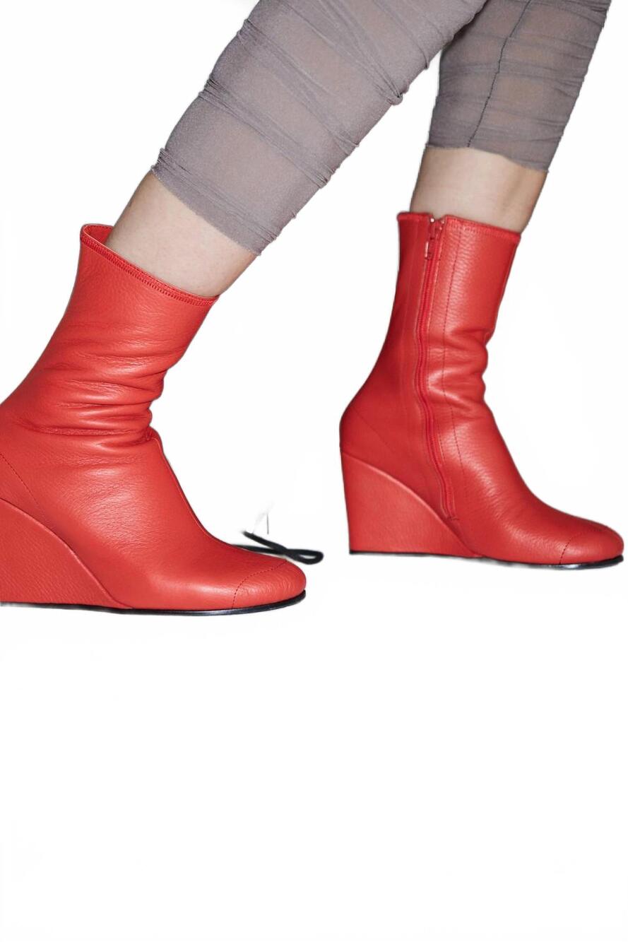 NEW DUBIE women's curvo boot in red